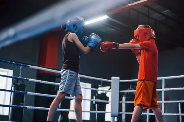 Dois Meninos Equipamentos Proteção Têm Sparring Luta Ringue Boxe — Fotografia de Stock