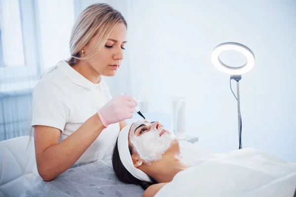 Mujer Acostada Salón Spa Tienen Procedimiento Limpieza Facial Por Cosmetólogo — Foto de Stock