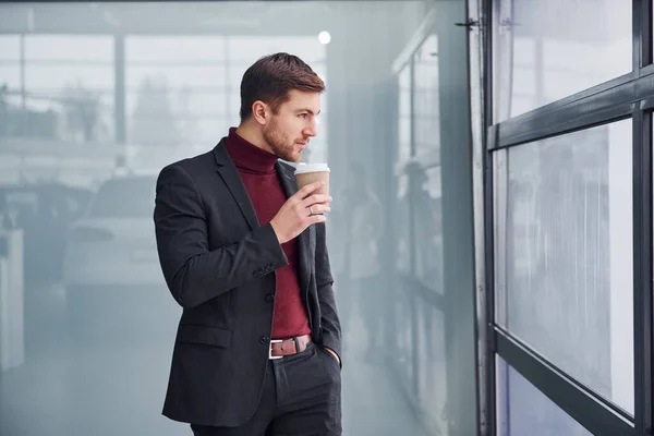 Joven Hombre Negocios Traje Lujo Ropa Formal Wth Taza Bebida — Foto de Stock