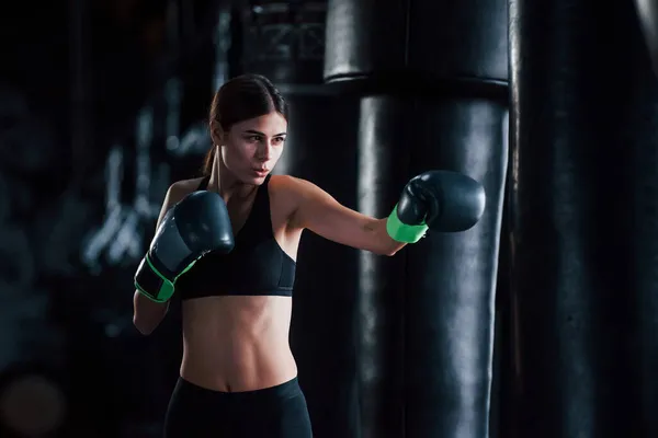 Mujer Joven Ropa Deportiva Está Gimnasio Teniendo Día Ejercicio Concepción — Foto de Stock