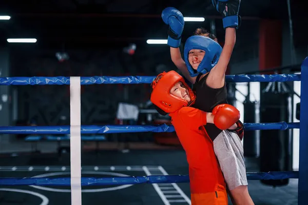 Retrato Dos Jóvenes Con Guantes Protectores Celebrando Victoria Ring Boxeo — Foto de Stock