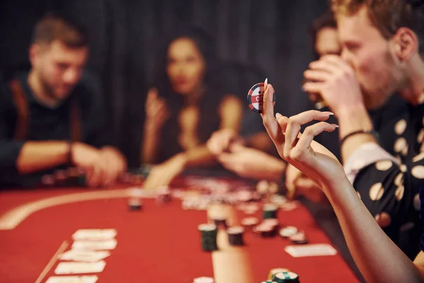 Ομάδα Κομψών Νέων Που Παίζουν Πόκερ Στο Καζίνο Μαζί — Φωτογραφία Αρχείου