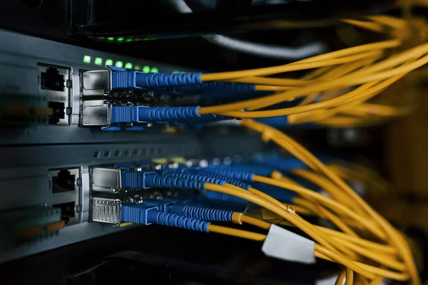 Nahaufnahme Von Internetgeräten Und Kabeln Serverraum — Stockfoto