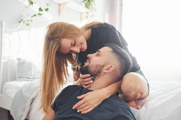 Jovem Casal Beijando Uns Aos Outros Quarto Durante Dia — Fotografia de Stock