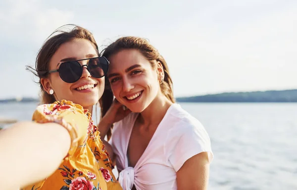 Selfie Van Twee Lachende Meisjes Buiten Die Een Goed Weekend — Stockfoto