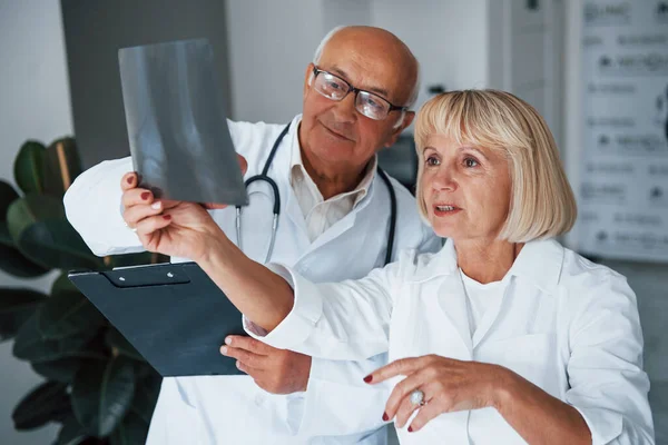 Médicos Senior Uniforme Blanco Examinan Radiografía Piernas Humanas — Foto de Stock