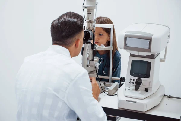 Ung Ögonläkare Med Liten Kvinnlig Besökare Kliniken — Stockfoto