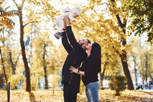 Веселая Семья Веселится Вместе Своим Ребенком Красивом Осеннем Парке — стоковое фото