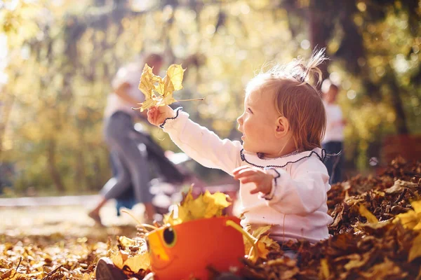 Cute Little Girl Playing Leaves Autumn Park Her Parents — Stock Photo, Image