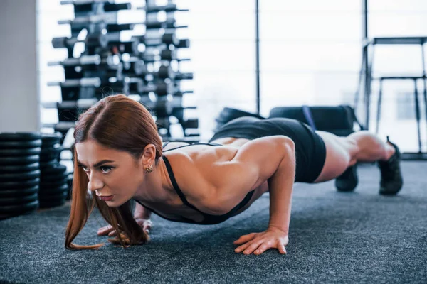 Giovane Donna Sportiva Abiti Neri Facendo Flessioni Palestra — Foto Stock