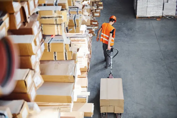 Jonge Mannelijke Werknemer Uniform Het Magazijn Duwen Pallet Truck — Stockfoto