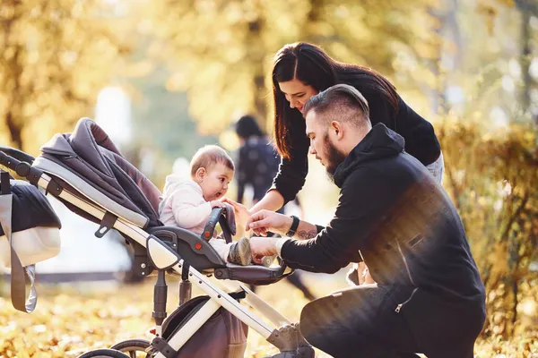 Wesoła Rodzina Bawiąca Się Razem Dzieckiem Wózku Pięknym Jesiennym Parku — Zdjęcie stockowe