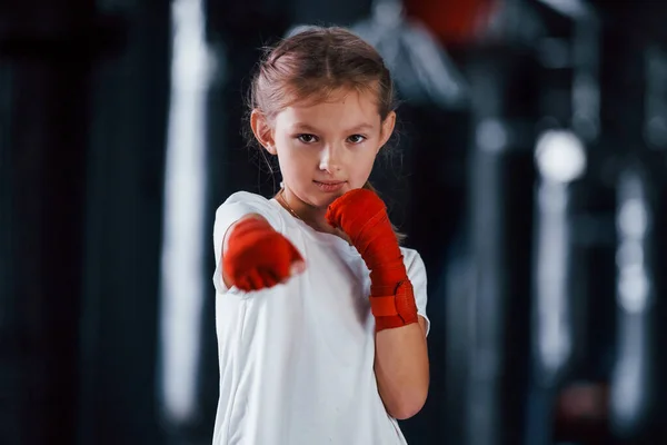 体育館にあるスポーツウェアの若い女の子の肖像画は 運動日を持っています ボクシングの概念 — ストック写真