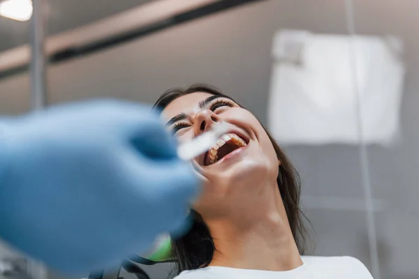 Весела Жінка Відвідує Стоматологічну Клініку Концепція Стоматології — стокове фото
