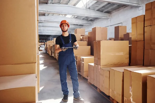 Trabalhador Armazenamento Uniforme Bloco Notas Mãos Verifica Produção — Fotografia de Stock