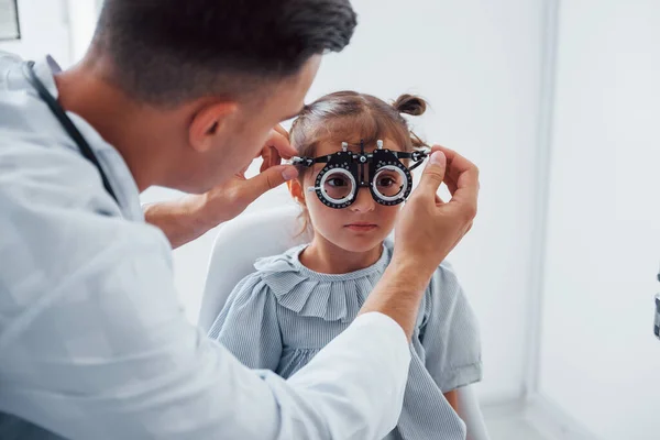 Δοκιμή Όρασης Νεαρός Οφθαλμίατρος Είναι Μικρή Γυναίκα Επισκέπτη Στην Κλινική — Φωτογραφία Αρχείου