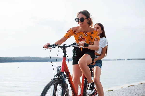 Twee Vriendinnen Fiets Hebben Plezier Aan Het Strand Bij Het — Stockfoto