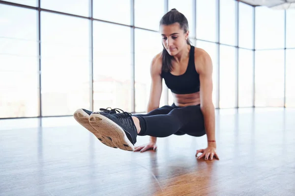 Joven Mujer Deportiva Ropa Deportiva Haciendo Ejercicio Gimnasio —  Fotos de Stock