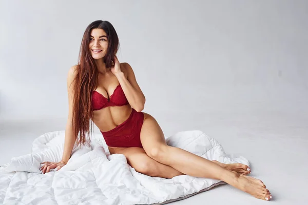 Donna Biancheria Intima Siede Studio Sullo Sfondo Bianco — Foto Stock