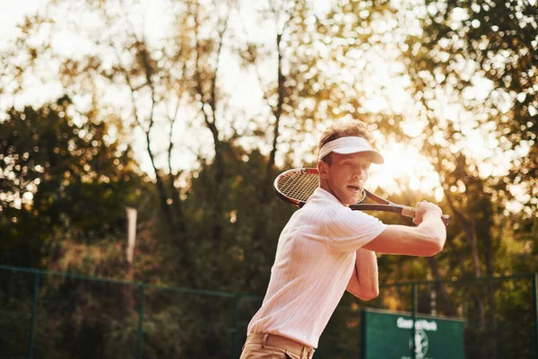 Фото Движении Молодой Теннисист Спортивной Одежде Корте Открытом Воздухе — стоковое фото