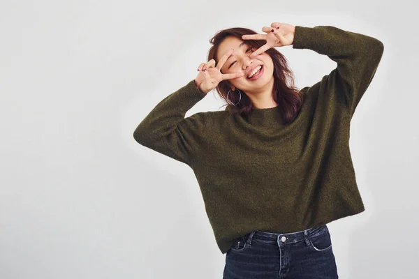 Stüdyoda Beyaz Arka Planda Eğlenen Mutlu Asyalı Genç Kızın Portresi — Stok fotoğraf