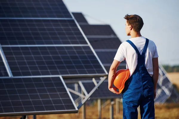 Achteraanzicht Van Mannelijke Werknemer Blauw Uniform Buiten Met Zonne Energie — Stockfoto