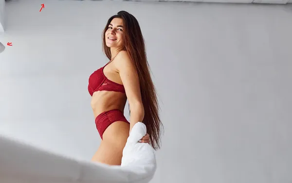 Mulher Cueca Vermelha Cobrindo Seu Corpo Por Toalha Estúdio Contra — Fotografia de Stock