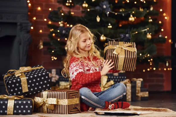 Schattig Klein Meisje Met Geschenkdozen Binnen Vieren Van Nieuwjaar Kerstvakantie — Stockfoto