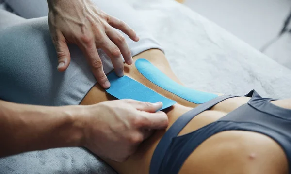 Médico Ajuda Mulher Por Ombro Tratamento Com Fita Kinesio — Fotografia de Stock