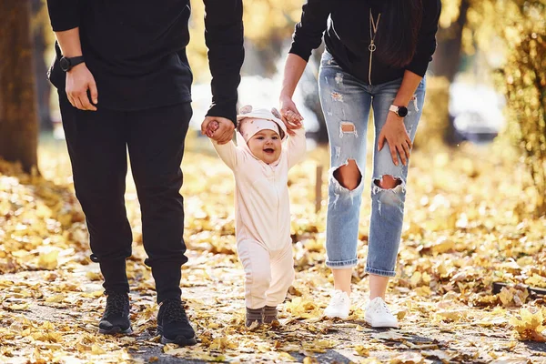 Blisko Widoku Wesoła Rodzina Bawiąca Się Razem Dzieckiem Pięknym Jesiennym — Zdjęcie stockowe
