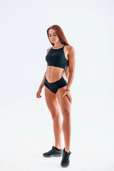 Ung Kvinna Med Smal Kropp Typ Isolerad Mot Vit Bakgrund — Stockfoto