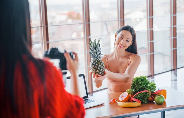 Fitness Model Hebben Fotoshoot Door Vrouwelijke Fotograaf Binnen Aan Tafel — Stockfoto