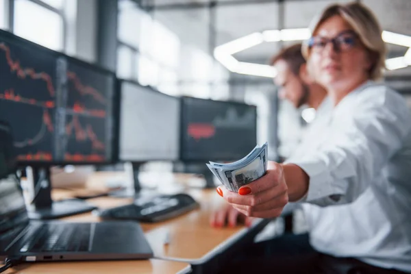 Nehmen Sie Ihr Gehalt Nahaufnahme Der Hände Einer Frau Die — Stockfoto