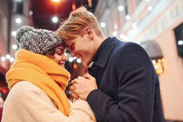 Cercanía Gente Feliz Pareja Joven Ropa Abrigo Está Calle Decorada —  Fotos de Stock