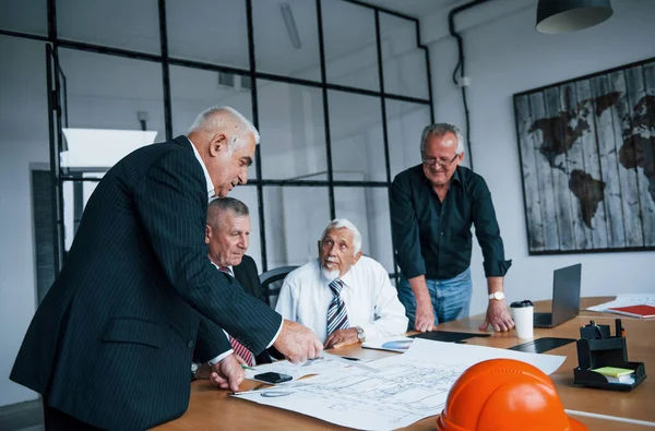 Starší Tým Starších Podnikatelů Architekti Mají Schůzku Kanceláři — Stock fotografie