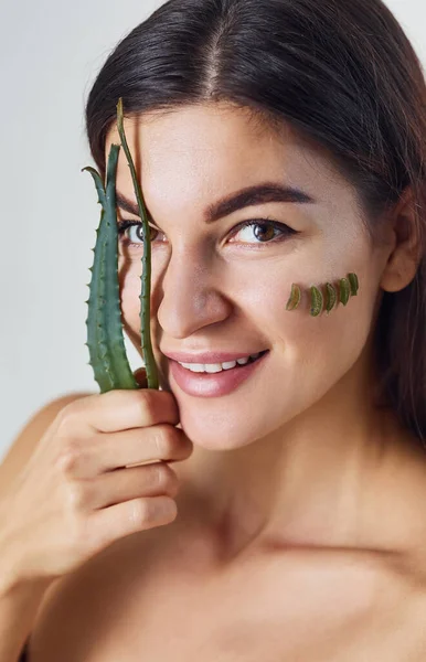 Wanita Telanjang Ada Studio Dengan Latar Belakang Putih Dengan Aloe — Stok Foto