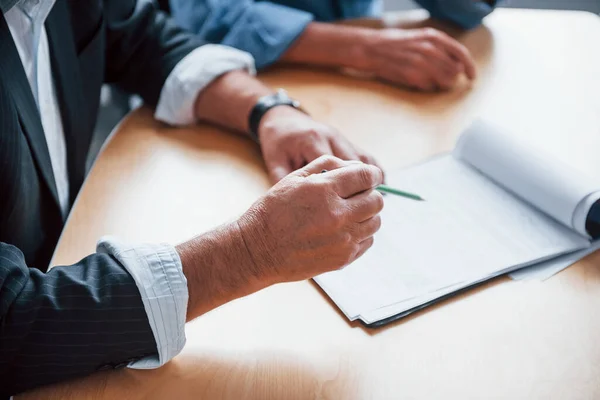 Vista Cerca Las Manos Del Hombre Negocios Senior Con Pluma — Foto de Stock