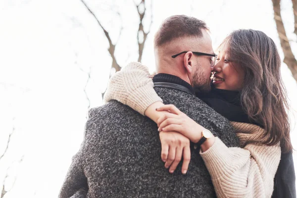 Casal Multirracial Alegre Abraçando Uns Aos Outros Livre Cidade Menina — Fotografia de Stock