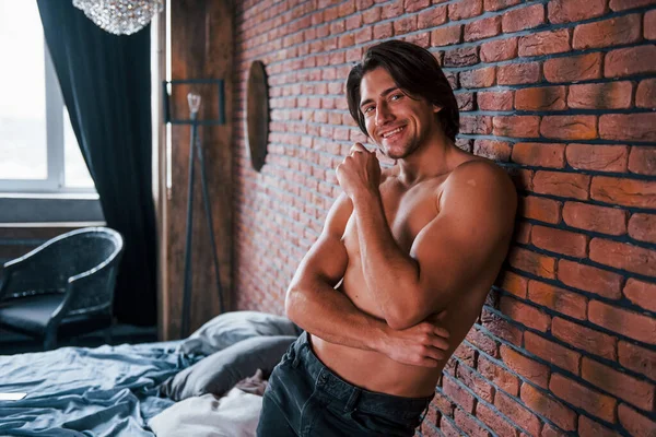 Shirtless Sexy Man Leaning Brick Wall Bedroom Morning Time — стоковое фото