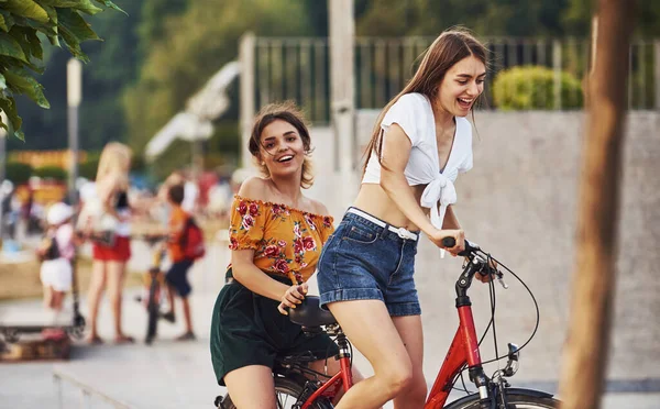 Twee Vrouwelijke Vrienden Fiets Veel Plezier Het Park Buurt Helling — Stockfoto