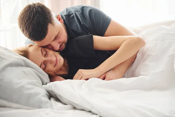 Jóvenes Matrimonios Tienen Tiempo Libre Juntos Dormitorio Durante Día —  Fotos de Stock