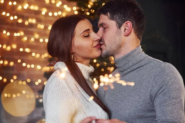 Пара Поцелуев Помещении Рождественской Украшенной Комнате Искрами Руках — стоковое фото