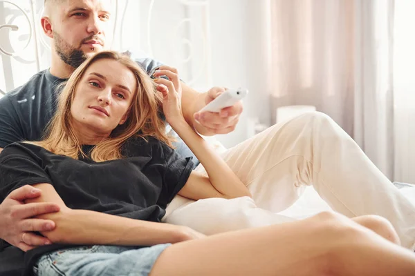 Mirando Televisión Jóvenes Matrimonios Tienen Tiempo Libre Juntos Dormitorio Durante —  Fotos de Stock