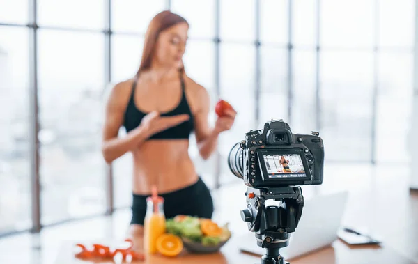 Vlogger Femenina Con Cuerpo Deportivo Pie Interior Cerca Mesa Con — Foto de Stock