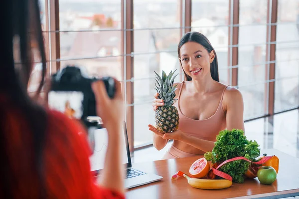 Fitness Modell Har Fotografering Kvinnliga Fotograf Inomhus Vid Bordet Med — Stockfoto