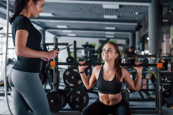 Entrenadora Personal Femenina Que Ayuda Mujer Hacer Ejercicios Gimnasio — Foto de Stock