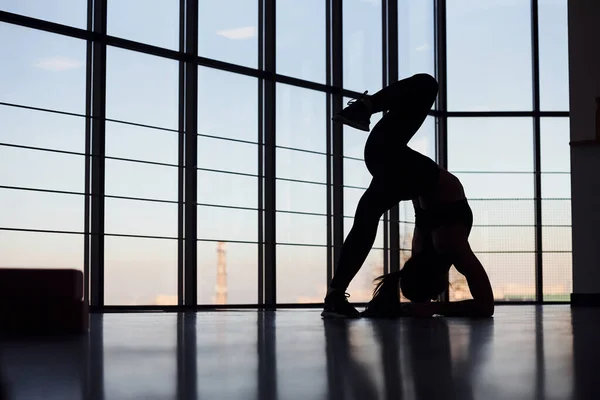 Silhouette Einer Jungen Sportlichen Frau Sportbekleidung Die Fitness Fitnessstudio Macht — Stockfoto