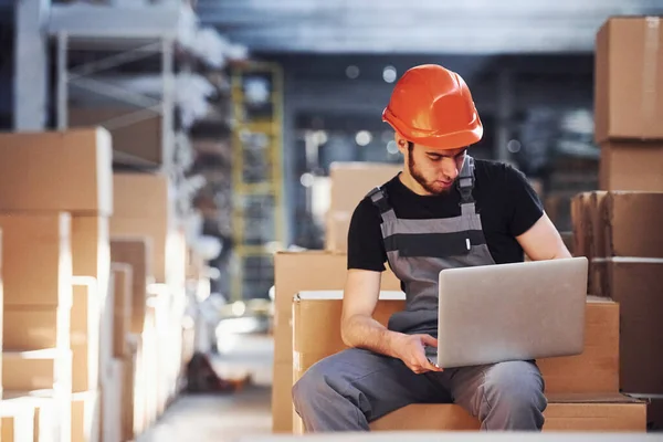 Funcionário Armazenamento Computador Portátil Uniforme Moderno Mãos Verifica Produção — Fotografia de Stock