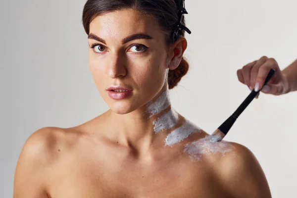 Pintura Corporal Spa Mujer Desnuda Está Estudio Contra Fondo Blanco — Foto de Stock