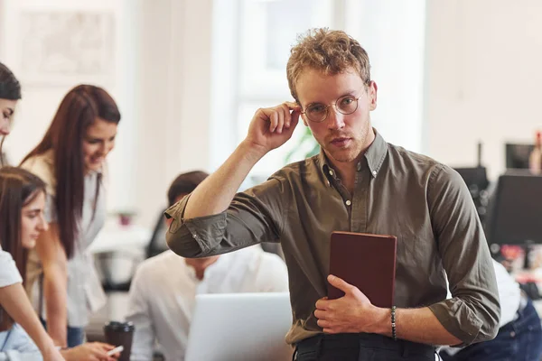 Mann Mit Brille Steht Vor Kollegen Büro — Stockfoto